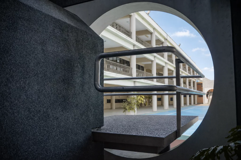 El ala de preparatoria vista a través del óculo circular de la escalera