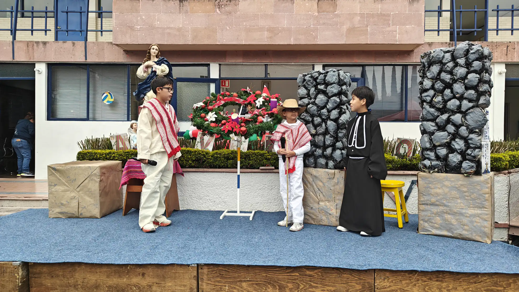 Altar escolar con alumnos vestidos para una representación