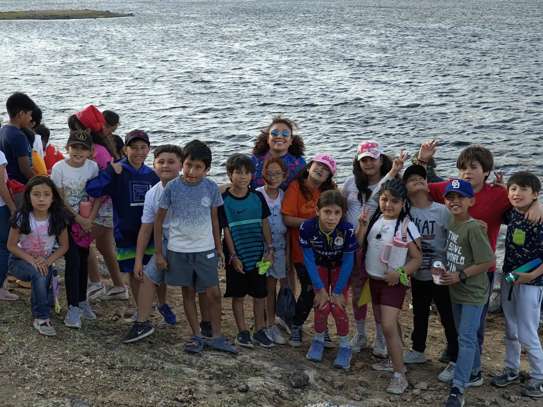 Grupo de Amigos en Marcha a la orilla de una presa