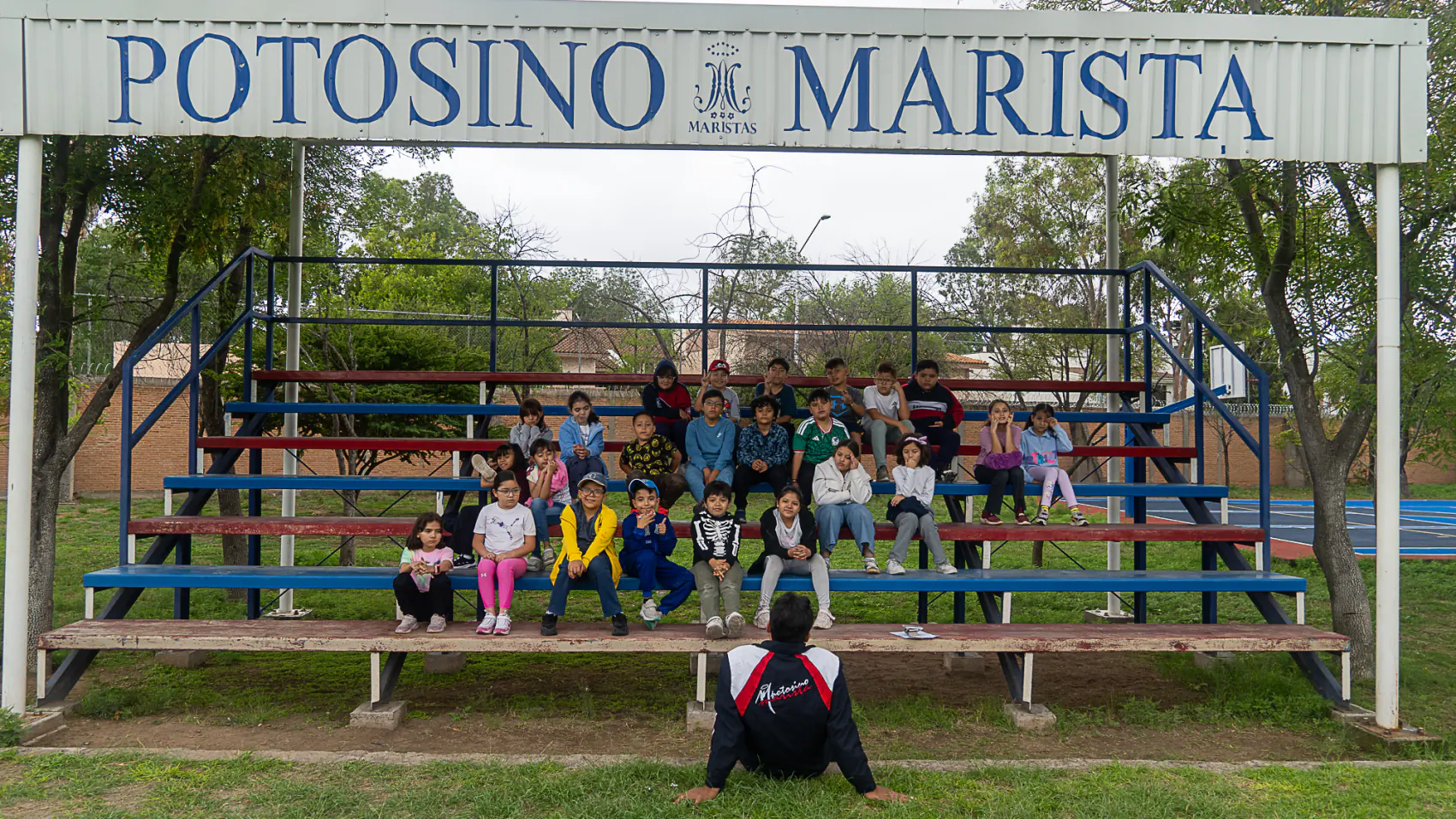Niños de Amiguitos de Jesús en las gradas del colegio