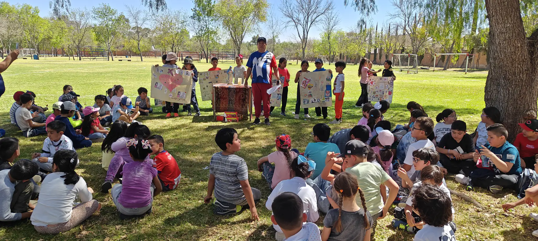 Niños sentados en círculo en el jardín durante la actividad