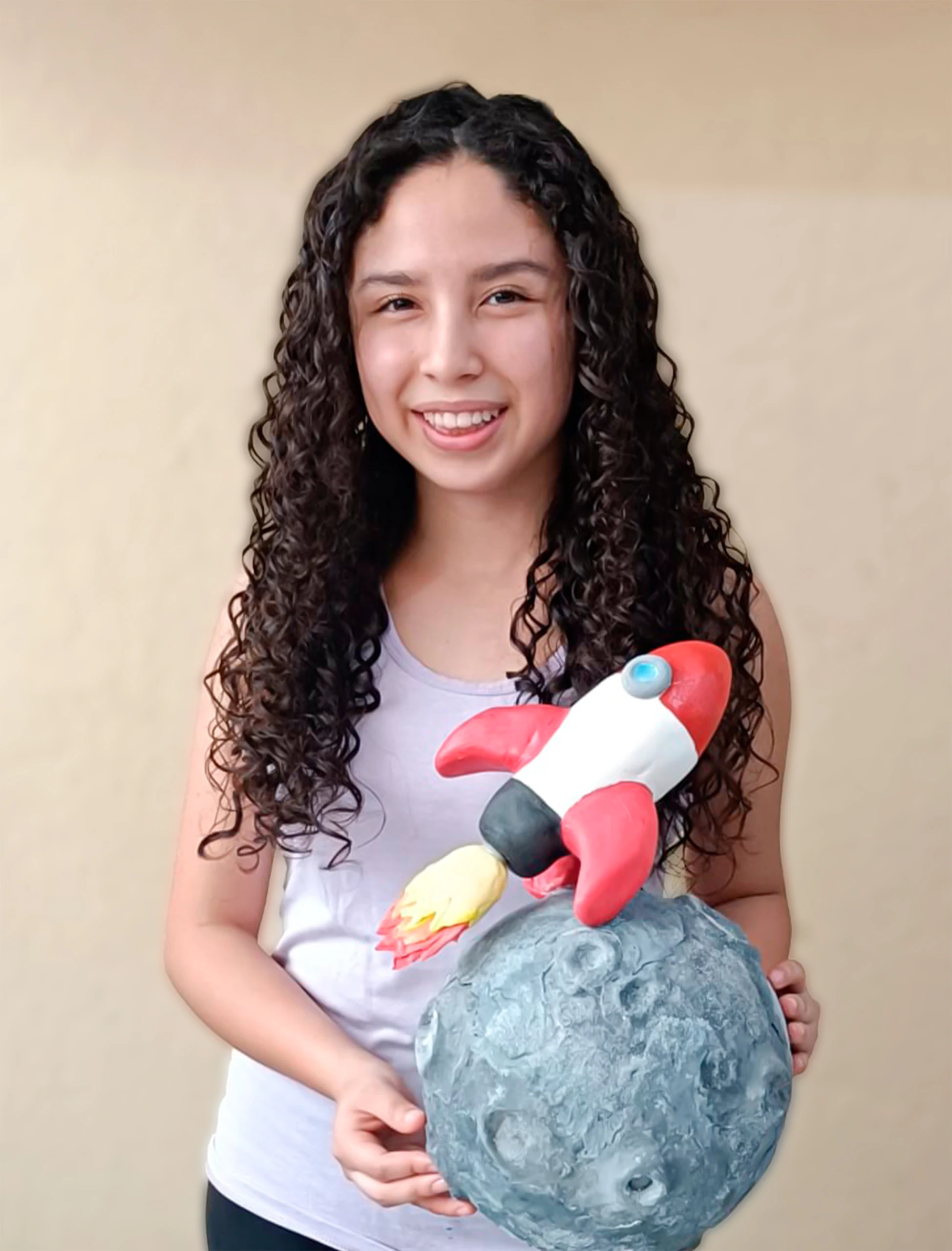 Alumna sonriente con su escultura de cohete y luna