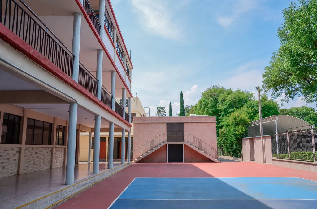 Edificio del auditorio junto a las canchas