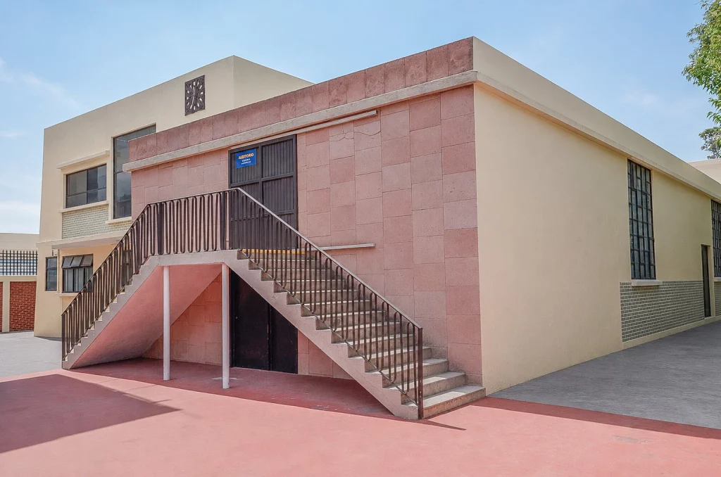 Fachada rosa del auditorio con su escalera exterior