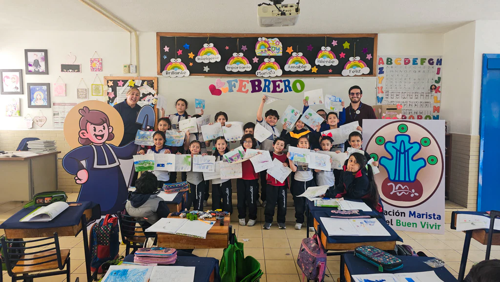 Salón con el mural de Educación ambiental y Buen Vivir