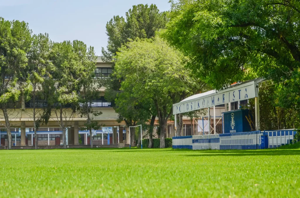 Campo de fútbol con la tribuna a lo lejos