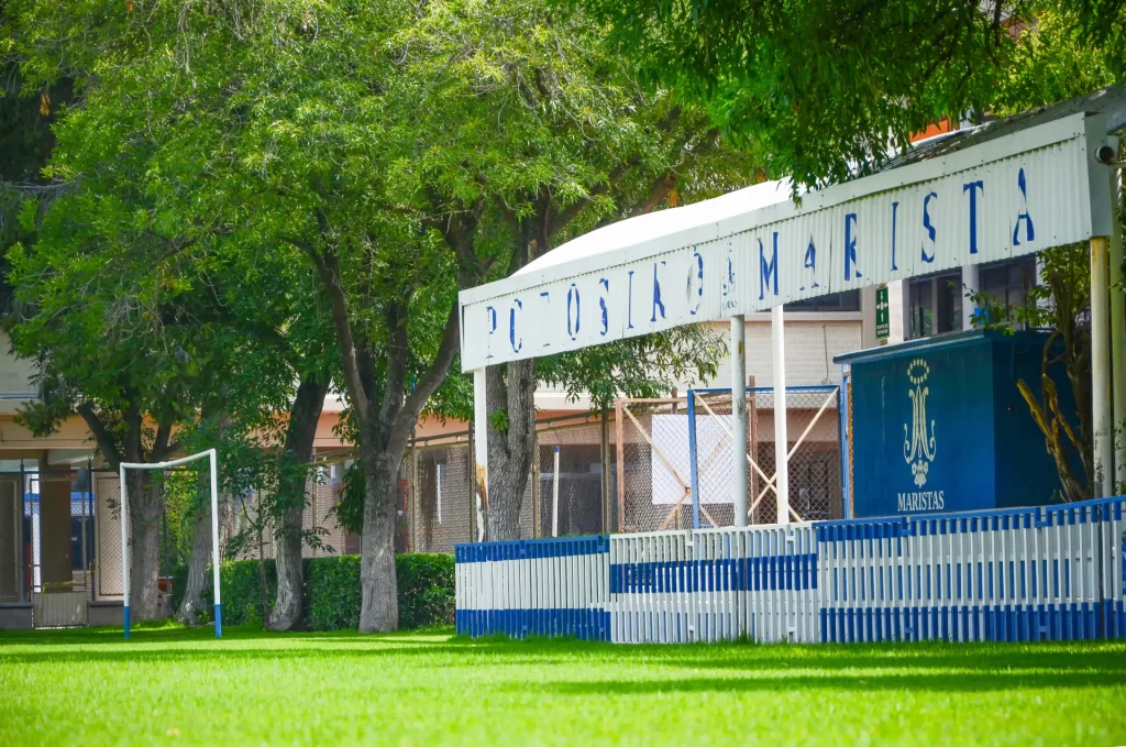 Tribuna «Potosino Marista» junto al campo