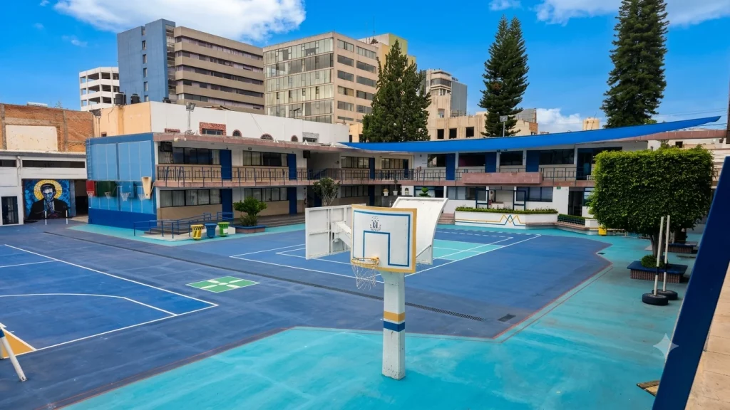 Canchas de básquetbol azules con los edificios del centro al fondo