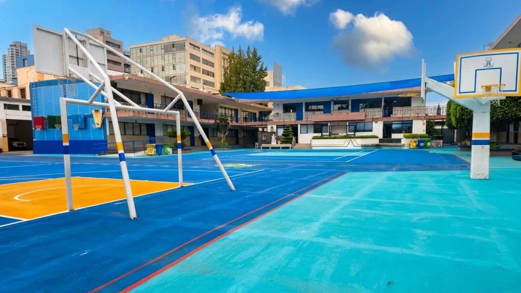 Tableros de básquetbol sobre la cancha azul y turquesa