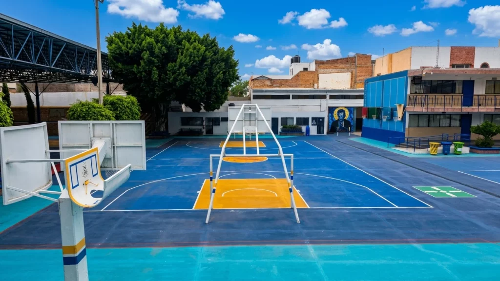 Canchas de básquetbol vistas desde el otro extremo, con el techado al fondo