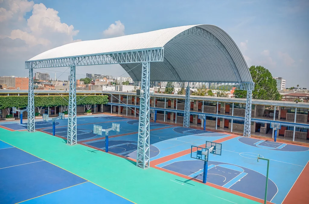 Canchas de básquetbol bajo el techo de arco metálico