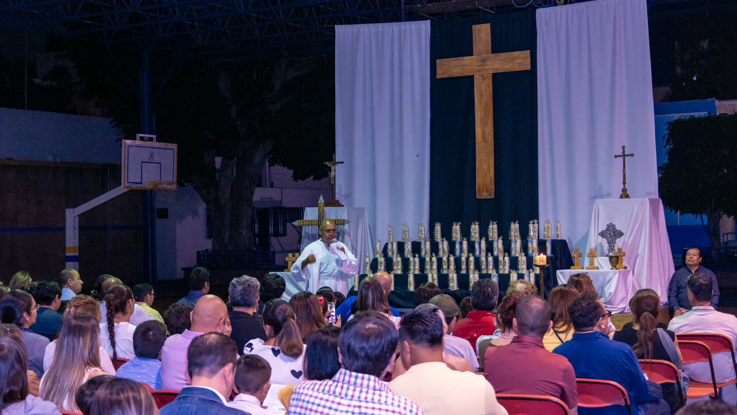 Altar con cruz de madera durante la celebración nocturna