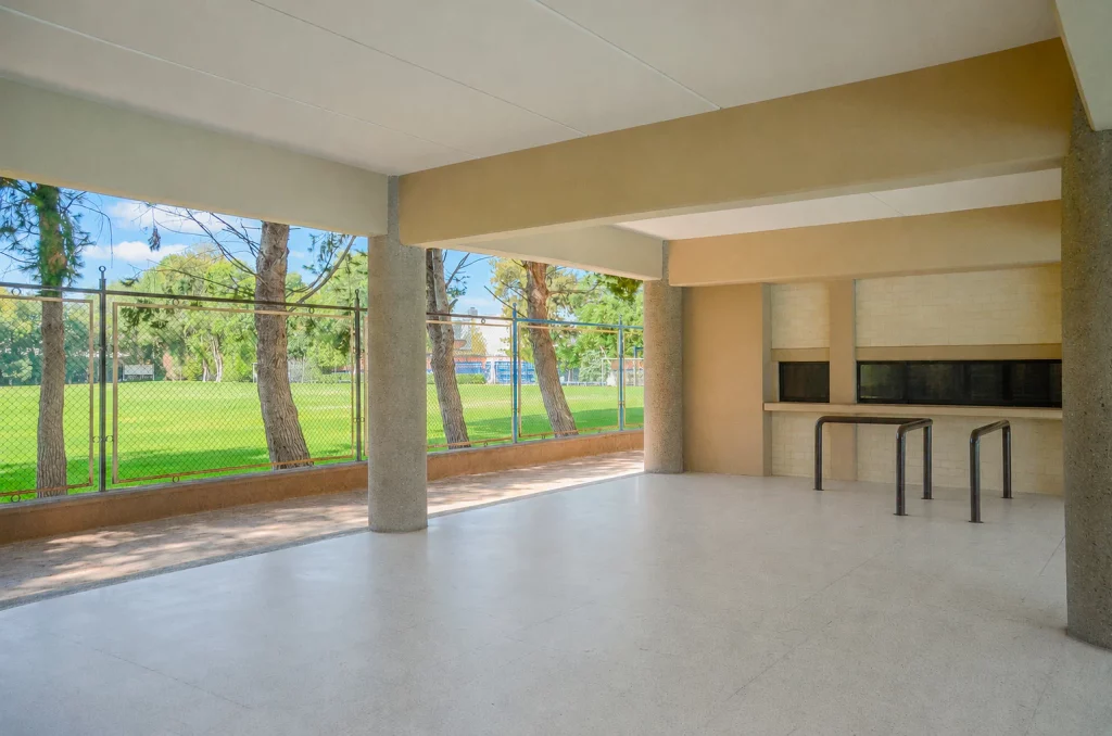 Comedor abierto con vista al jardín