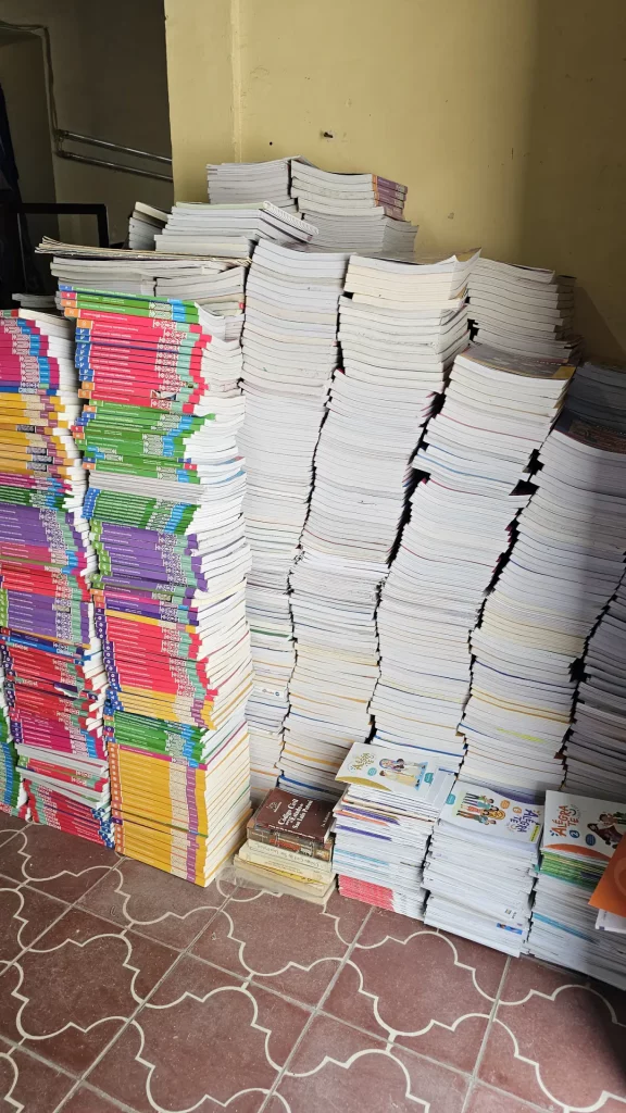 Torres de papel y cuadernos acopiados en la campaña Desempapélate