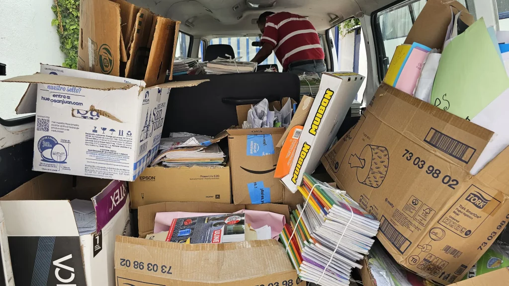 Cajas de papel listas para entregar a reciclaje
