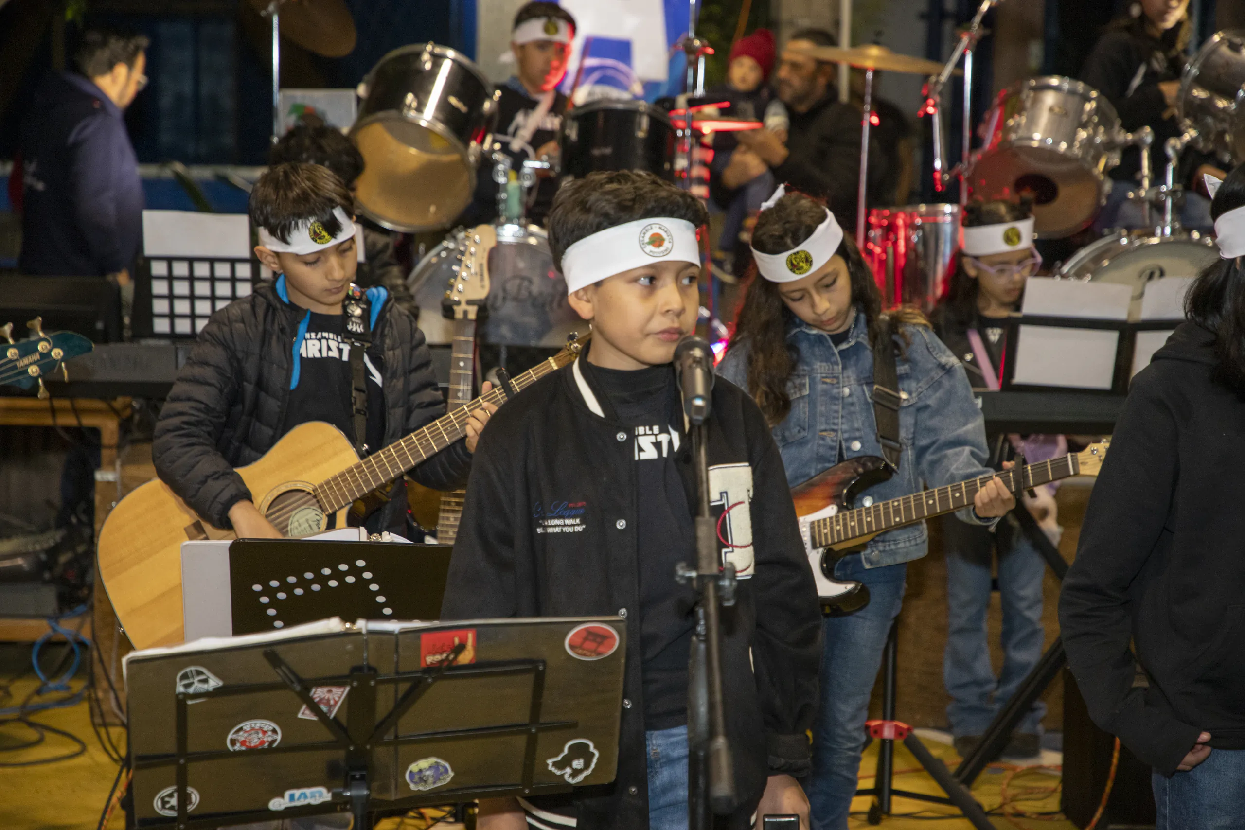 Ensamble musical con guitarras, batería y voz