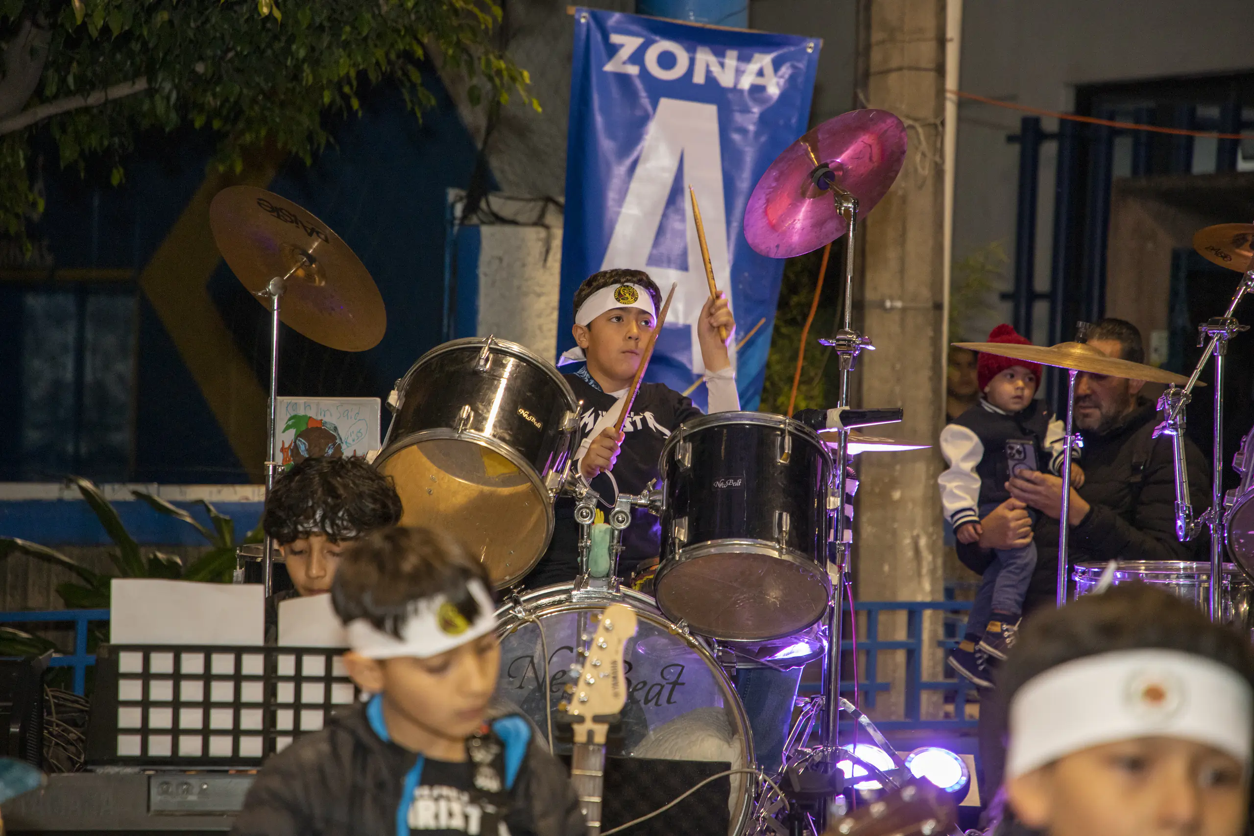 Baterista del ensamble en el escenario