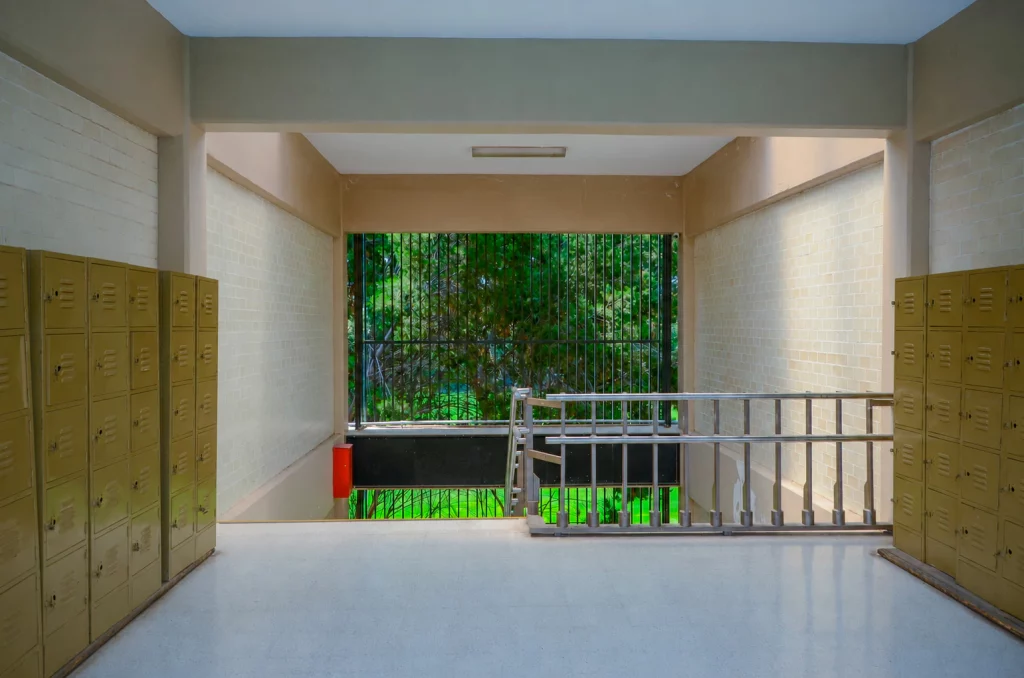 Escaleras con lockers a ambos lados