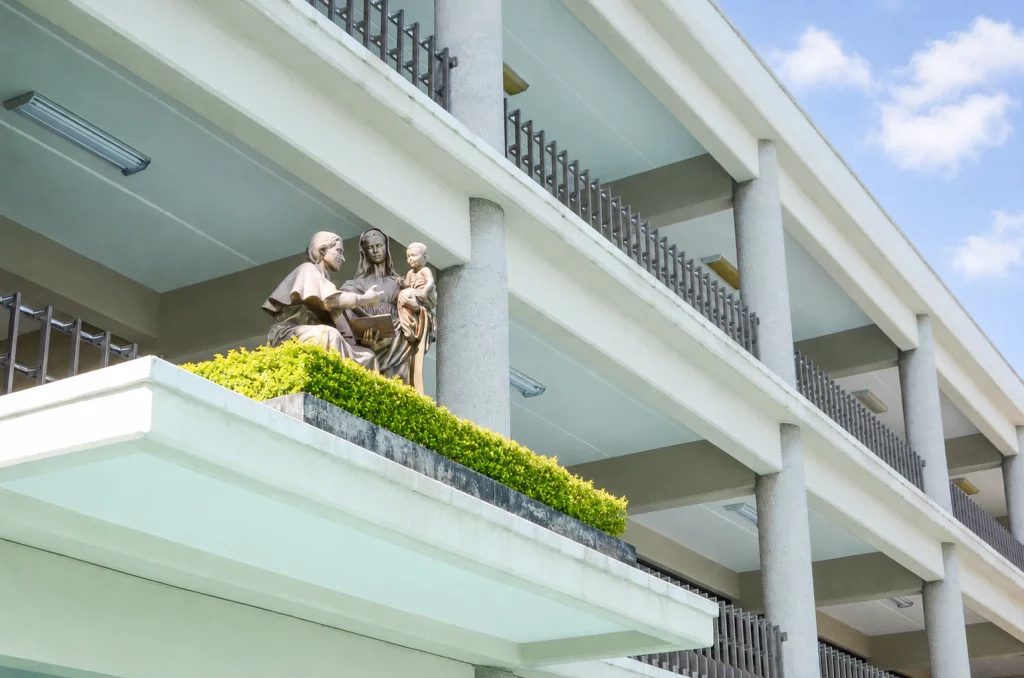 Conjunto escultórico sobre el jardín del pasillo del ala de aulas