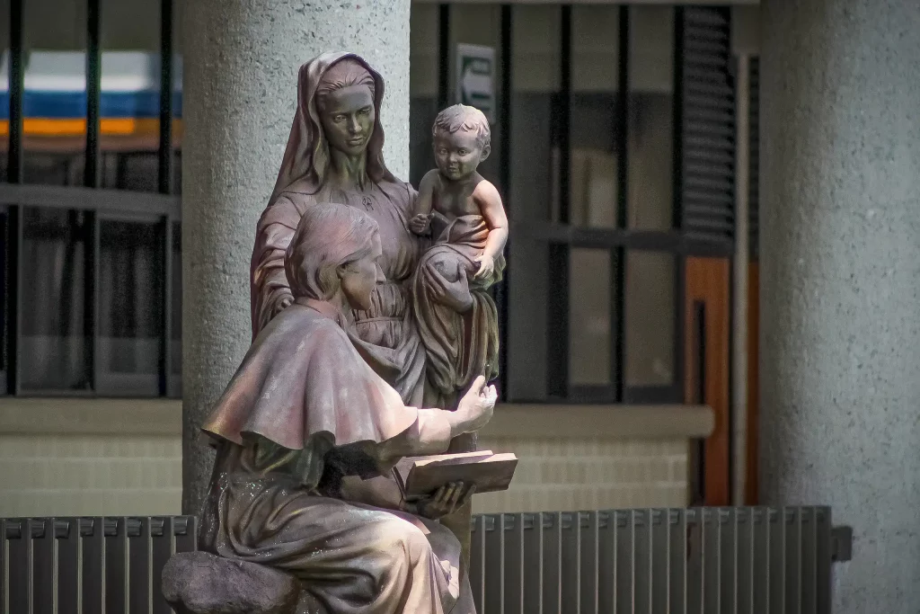Escultura de la Virgen con el Niño en el pasillo