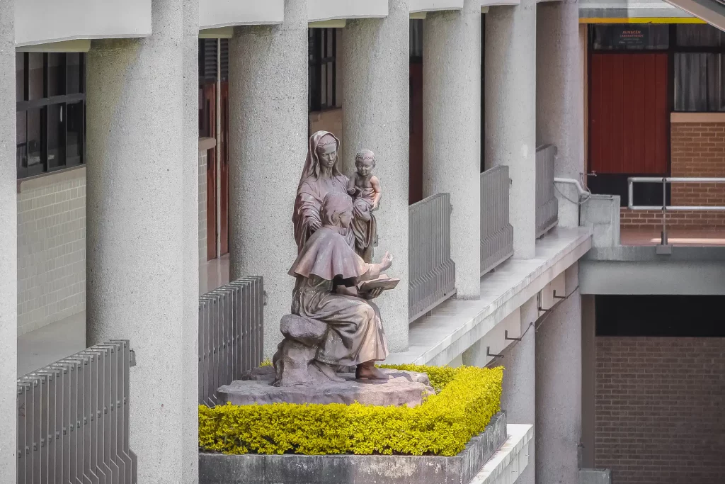La misma escultura de la Virgen entre las columnas, con jardinera