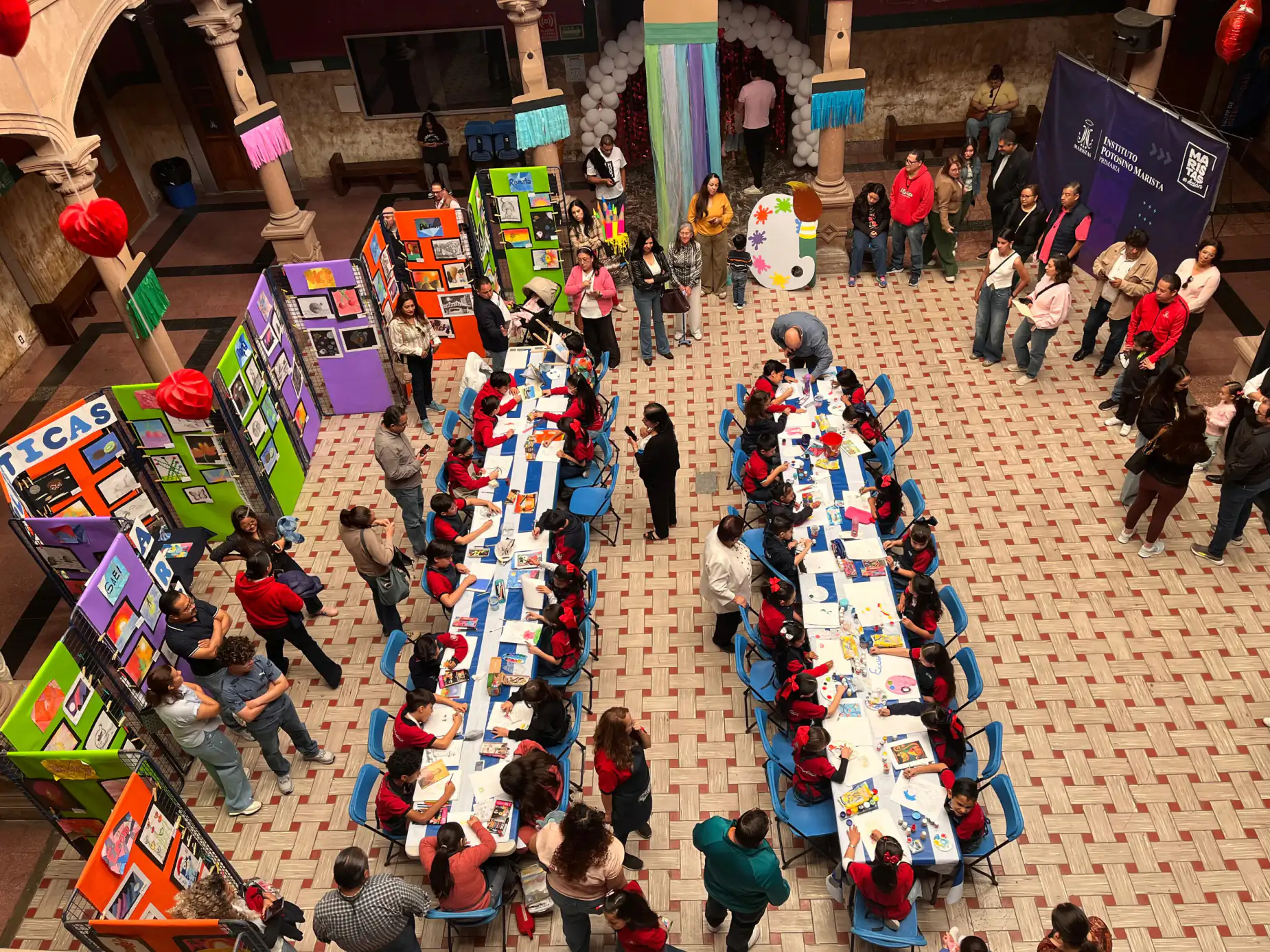 Vista aérea de la exposición de Artes Plásticas en el patio colonial