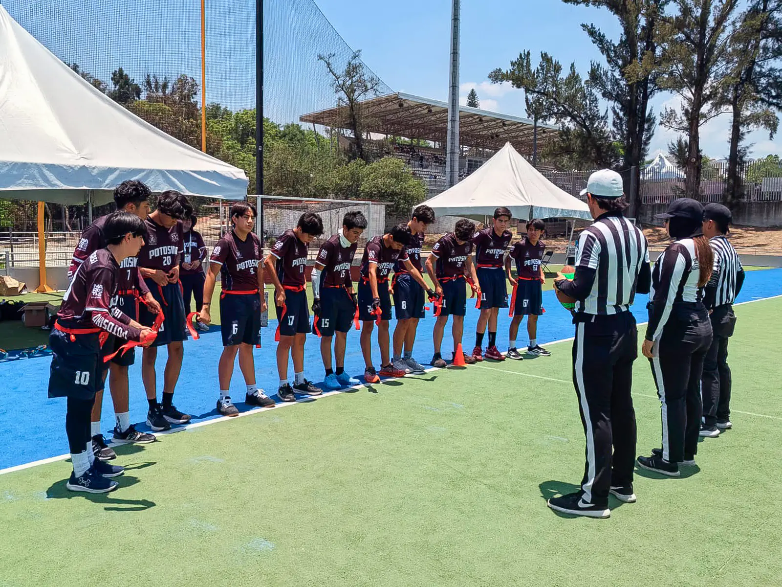 Equipo de fútbol formado en la cancha antes del partido