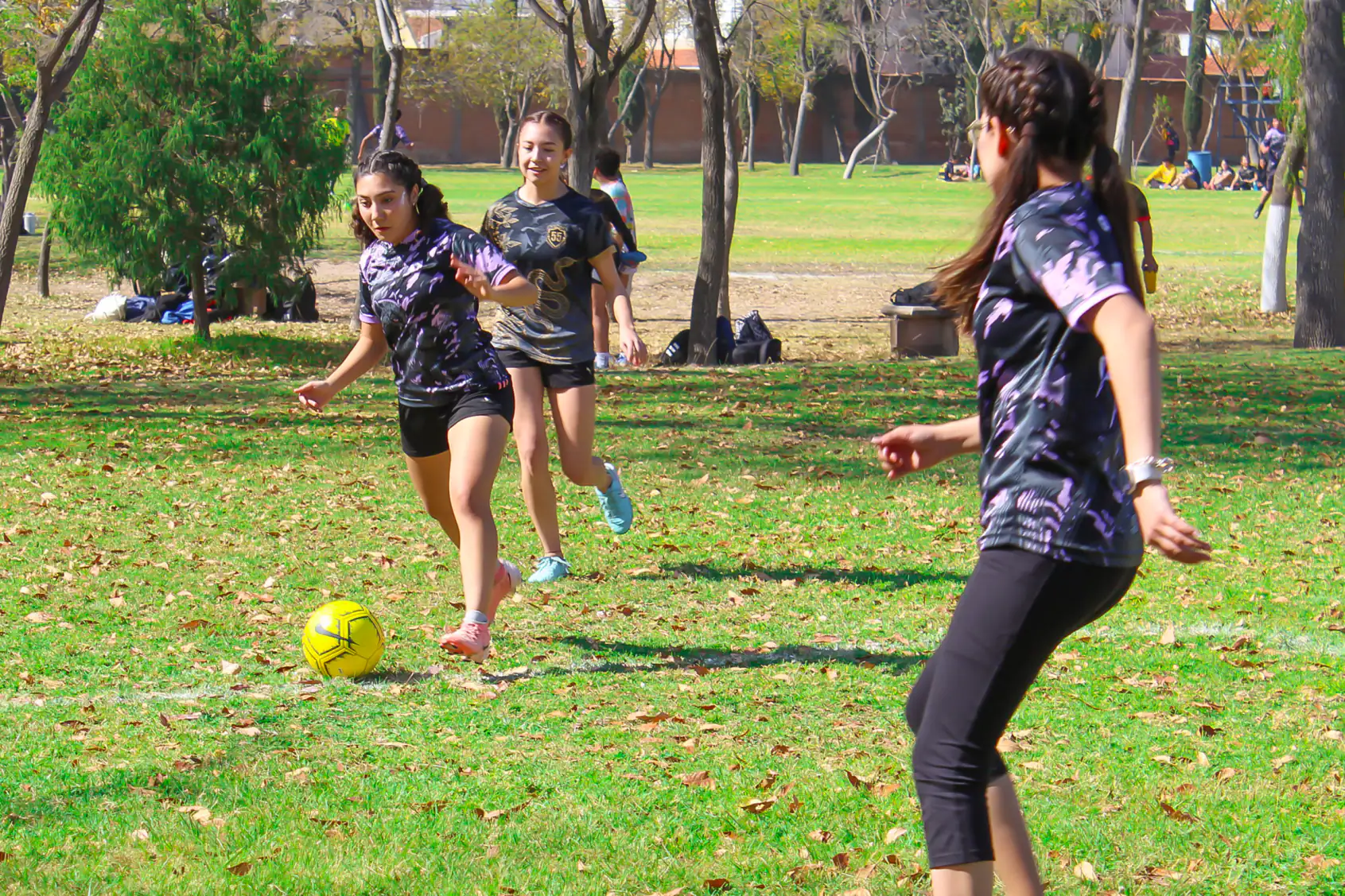 Alumnas jugando fútbol en el jardín