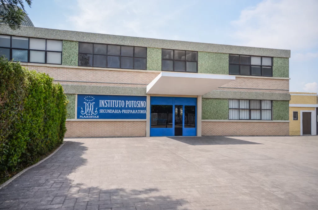 Acceso al plantel con el letrero «Instituto Potosino Secundaria Preparatoria»