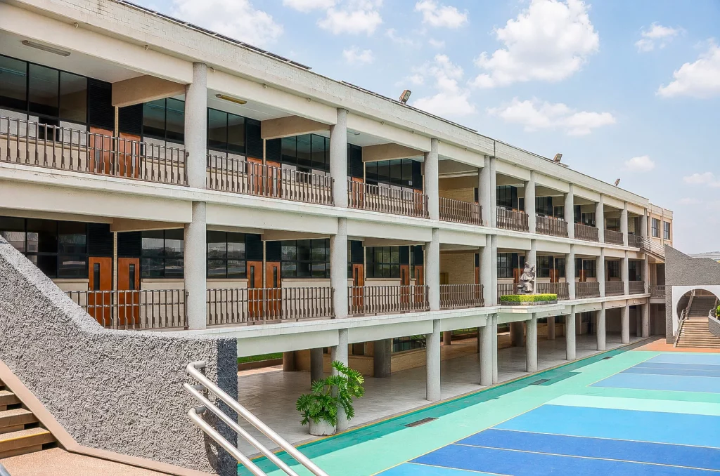 Ala de preparatoria, tres niveles de aulas con pasillos abiertos