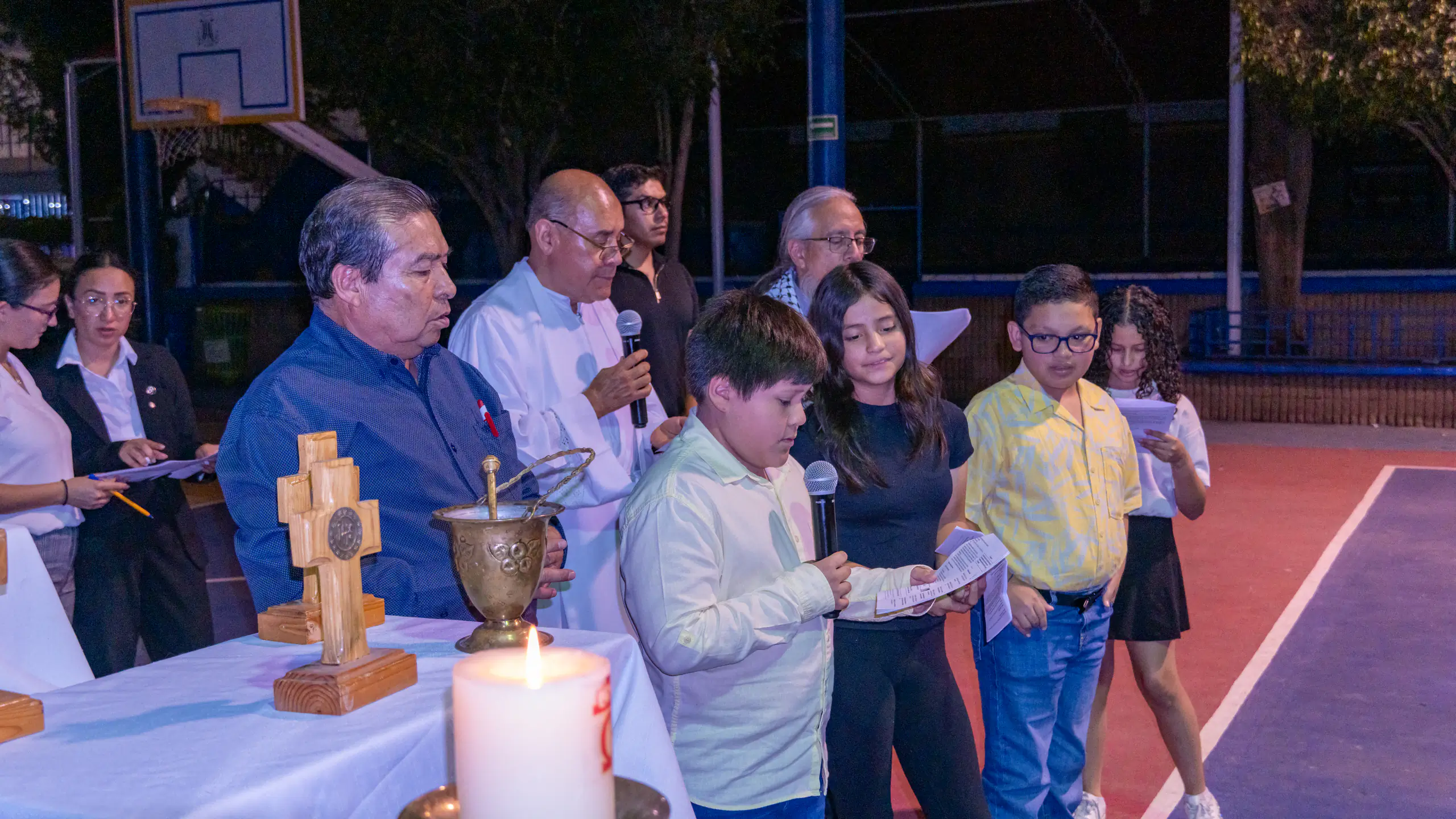Niños leyendo en el altar durante una celebración litúrgica