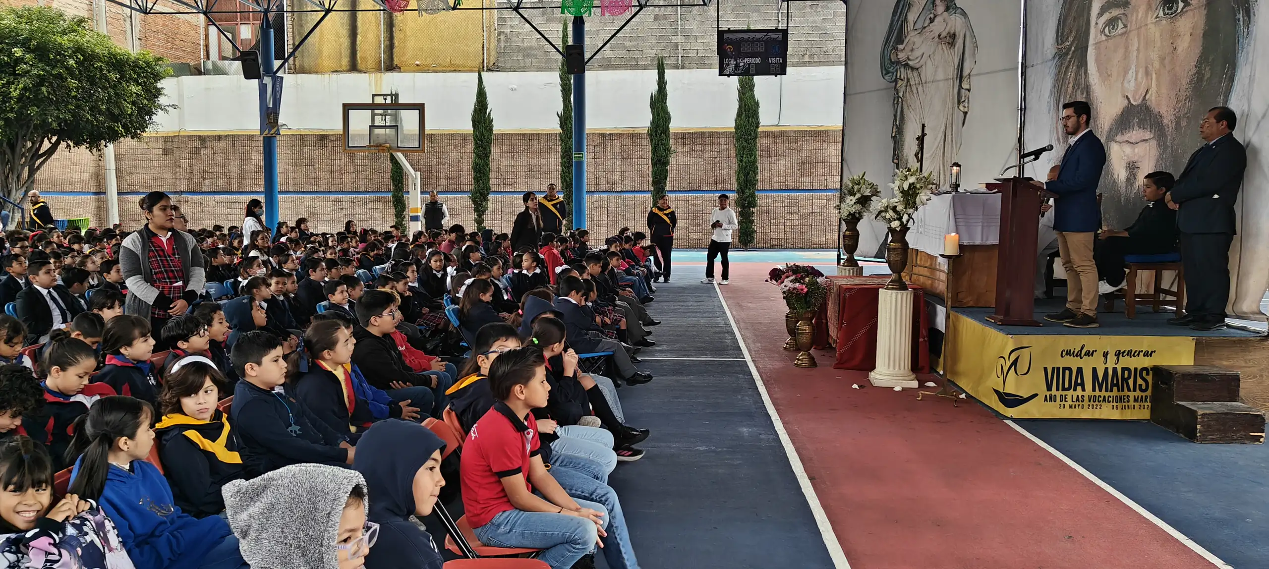 Misa con toda la comunidad escolar en la cancha