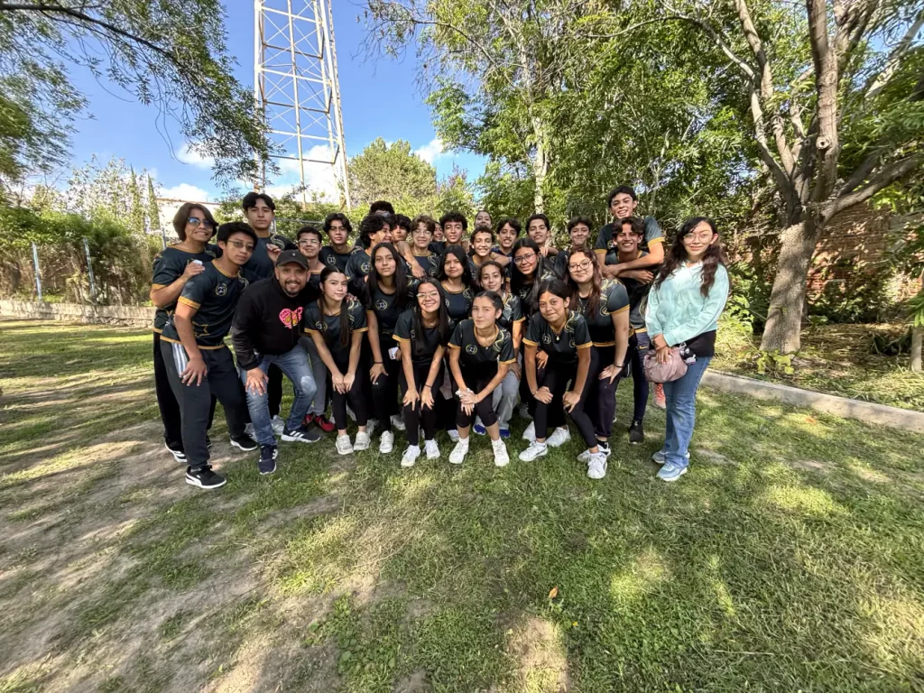 Grupo de alumnos de secundaria en el jardín del plantel