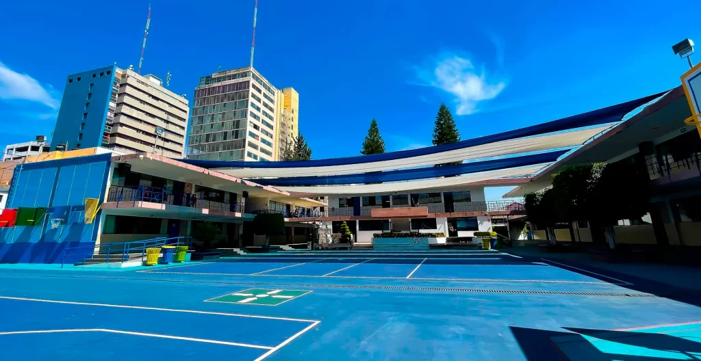 Panorámica de las canchas y edificios del plantel