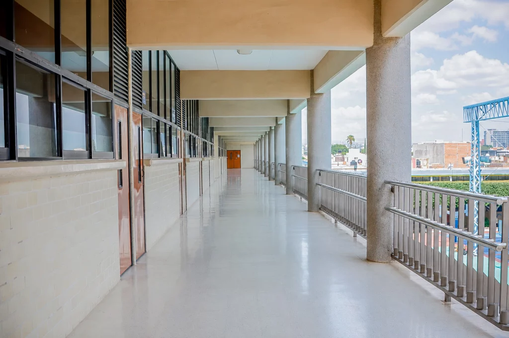 Pasillo exterior de las aulas