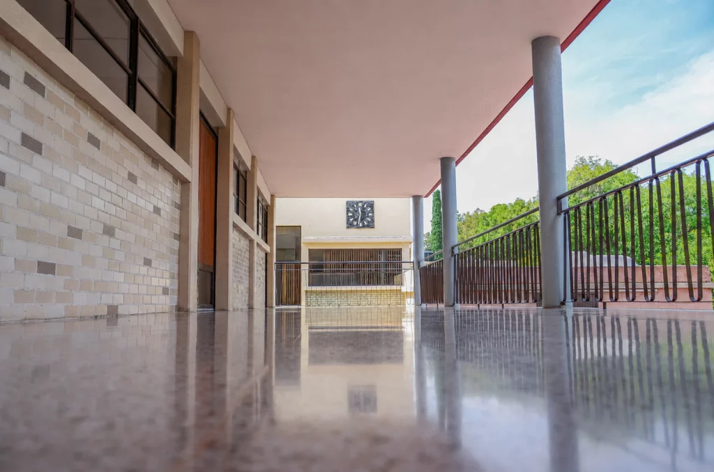 Pasillo de piso pulido con reloj al fondo