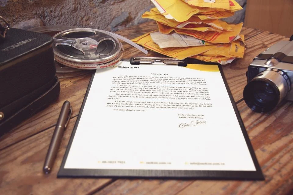 Carta impresa con una pluma sobre un portapapeles