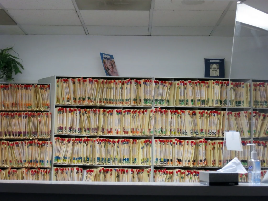 Estantería con expedientes y carpetas de archivo