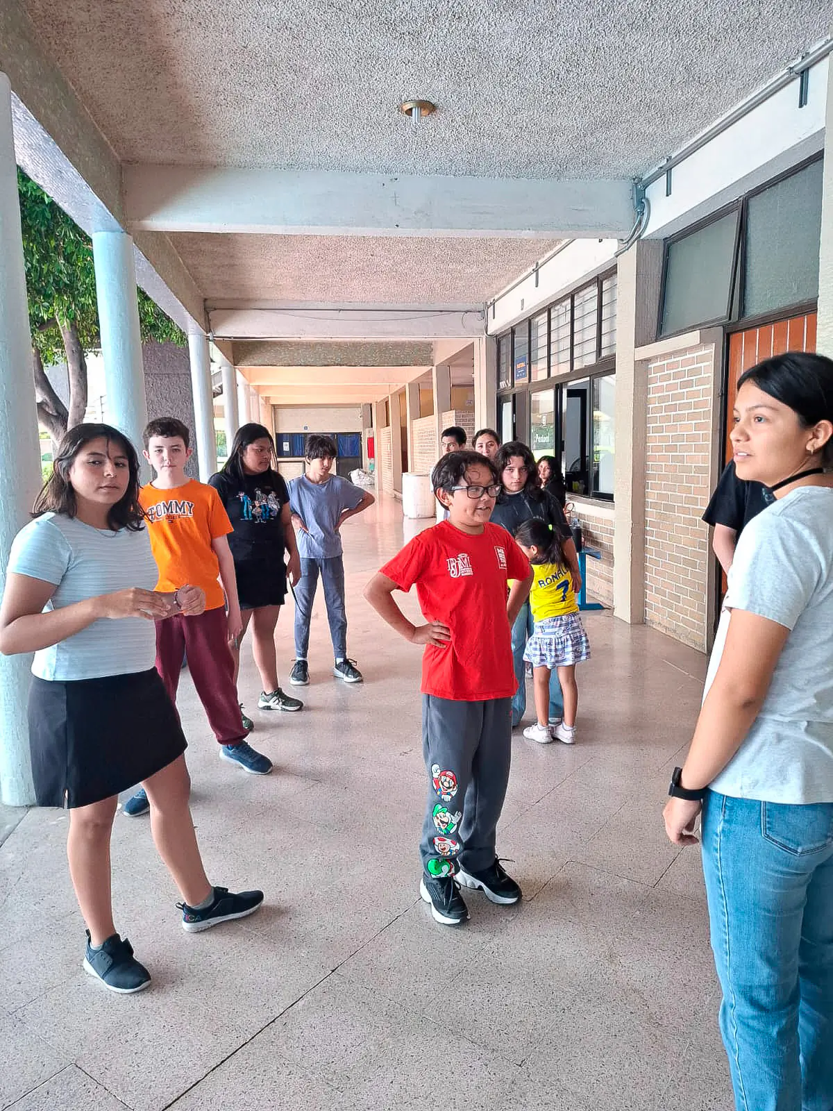 Jóvenes de la Pastoral Juvenil Marista conversando en un pasillo