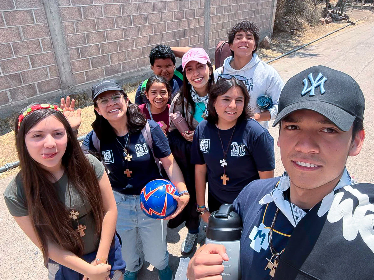 Jóvenes de la pastoral con cruces de madera al cuello