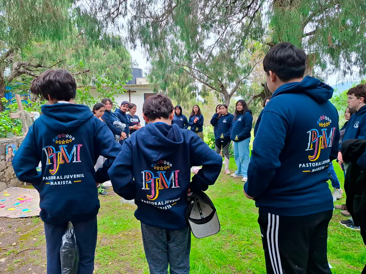 Jóvenes con sudaderas de la Pastoral Juvenil Marista en el campamento