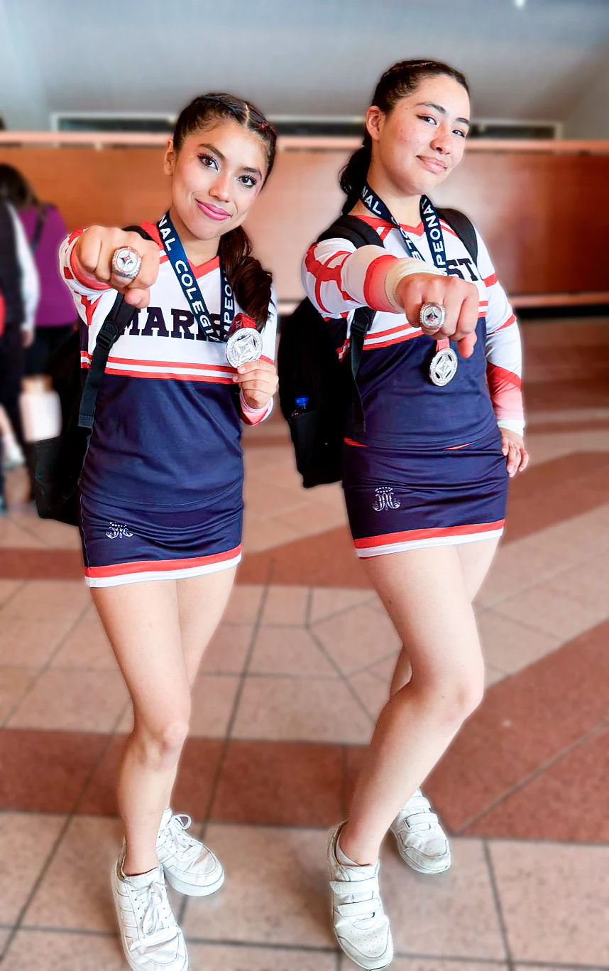 Dos porristas mostrando sus medallas