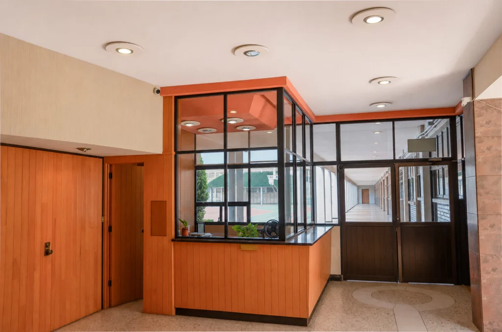 Recepción con mostrador de madera