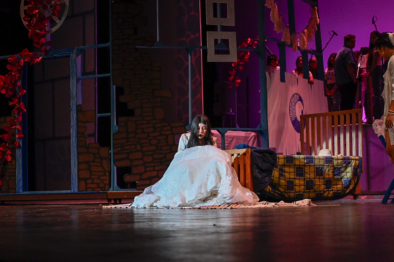 Escena de la Revista Musical con una actriz en vestido blanco