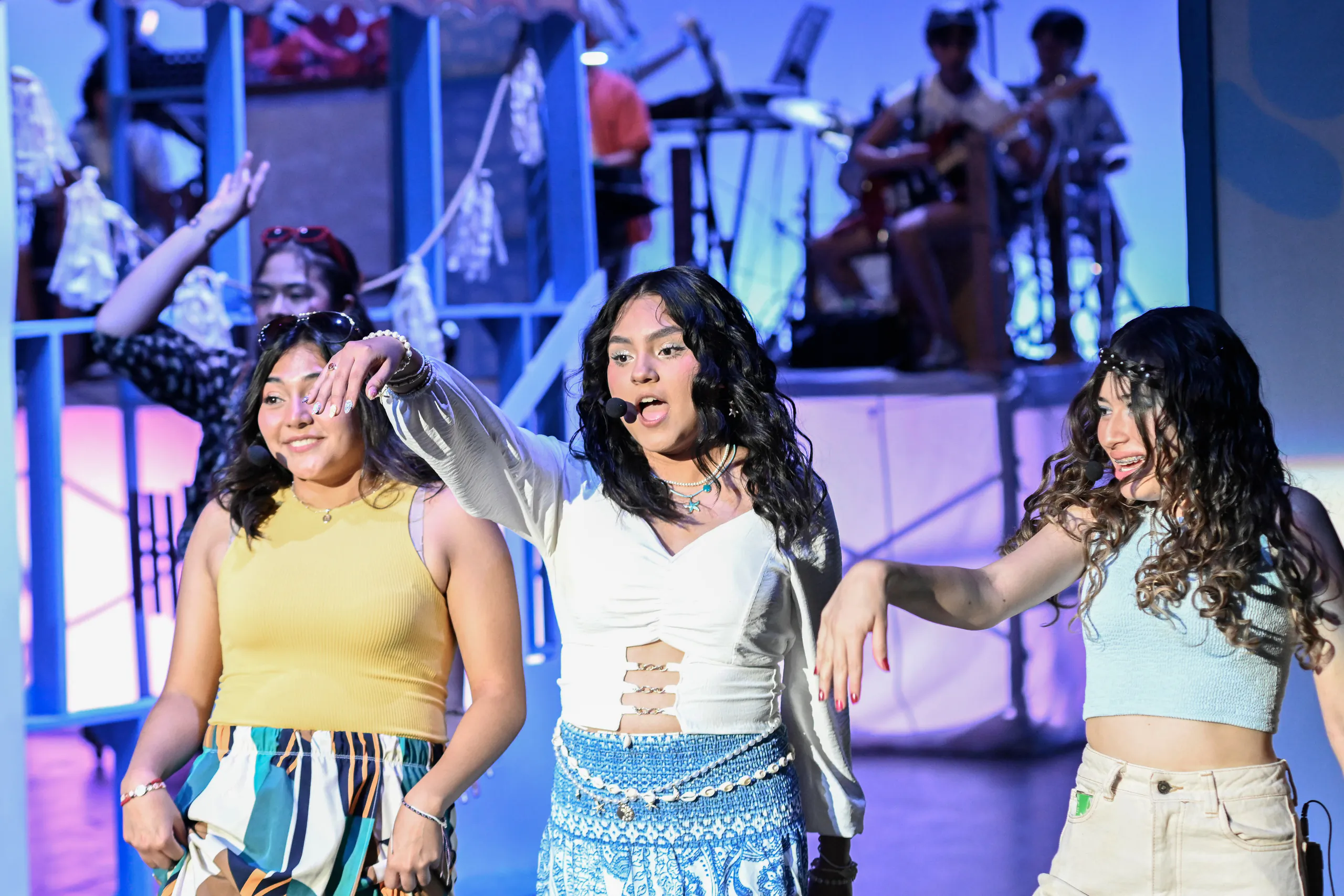 Tres alumnas cantando en escena