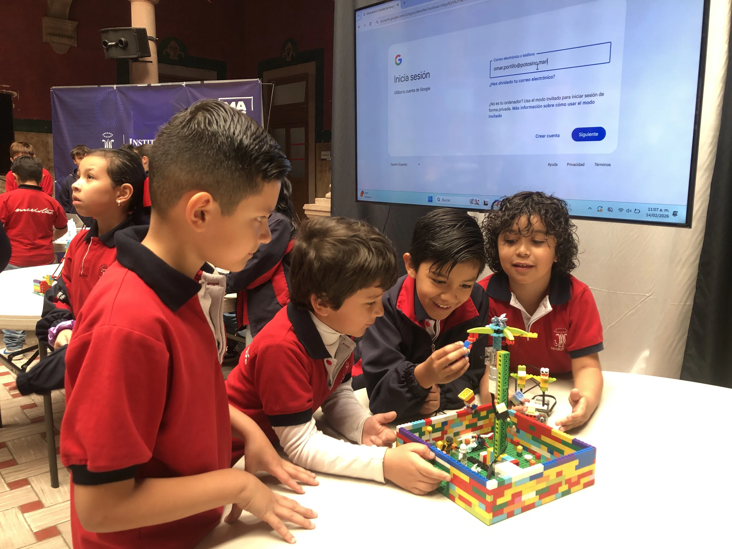Grupo de alumnos alrededor de su construcción LEGO