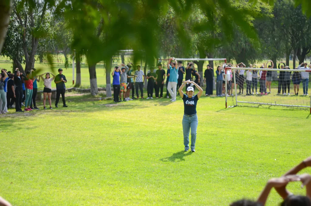 Estudiantes reunidos en el campo durante una actividad al aire libre