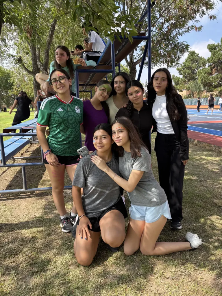 Grupo de alumnas posando en las gradas junto a la pista